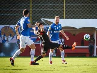 Partida entre Cruzeiro e Vit&oacute;ria tem p&ecirc;nalti e gol anulado, mas termina empatada