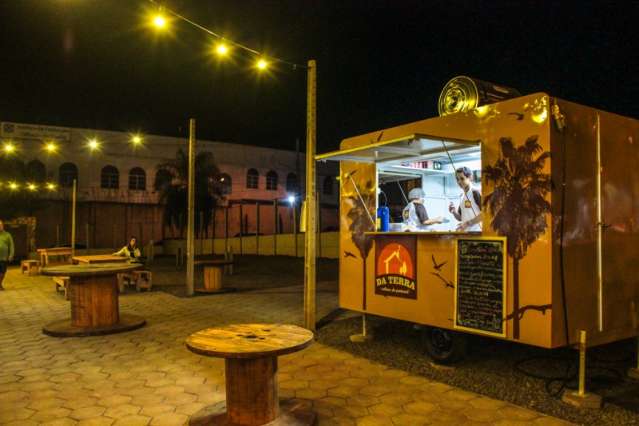 Empanado com farinha de bocai&uacute;va, fil&eacute; de pintado &eacute; o mais pedido em food truck