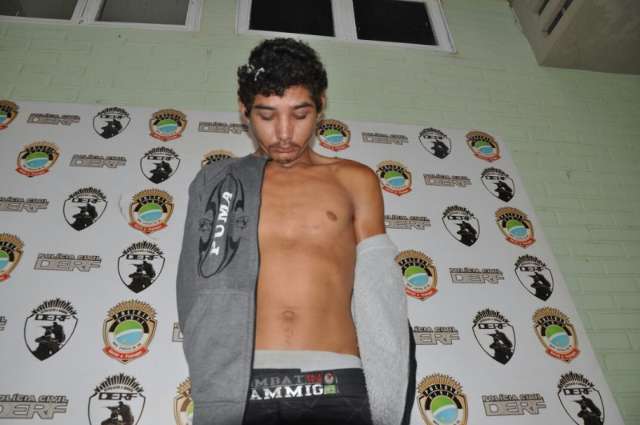 Pol&iacute;cia apresenta ladr&atilde;o que invadiu casa e esfaqueou idoso para roubar