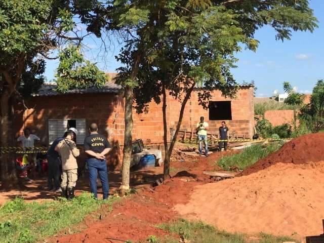 Ap&oacute;s 1h de reanima&ccedil;&atilde;o, beb&ecirc; que caiu em buraco &eacute; levado ao posto de sa&uacute;de