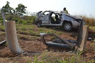 Veículo ficou totalmente destruído (Foto: Simão Nogueira)