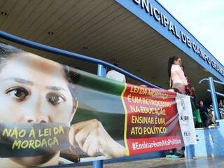 Protestantes colocaram cartazes em frente ao prédio do Legislativo Municipal. (Foto: Marcos Ermínio)