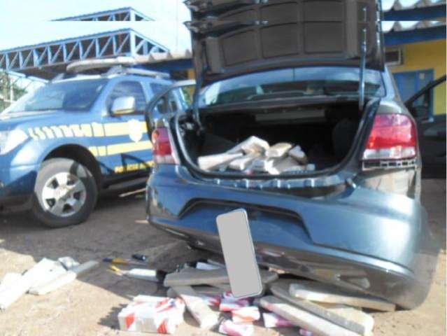 Rapaz loca carro para tr&aacute;fico e &eacute; preso com 83 quilos de maconha