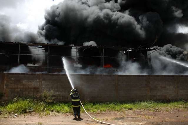 Com risco de desabar, f&aacute;brica destru&iacute;da por fogo &eacute; interditada