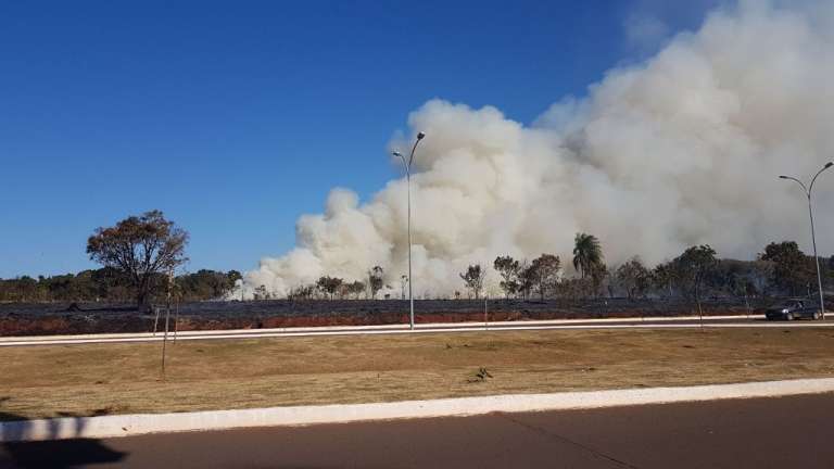 Teve muita fumaça no local. (Foto: Direto das Ruas)