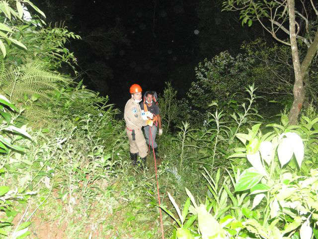  Fam&iacute;lia cai em desfiladeiro de 35 metros e menina de dois anos morre