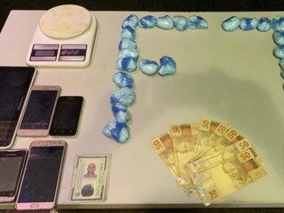Dinheiros, celulares e papelotes de cocaína apreendidos no imóvel. (Foto: Divulgação/Força Tática) 