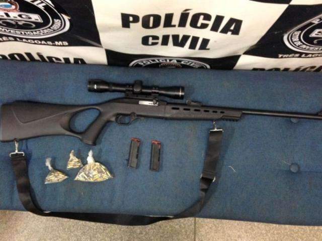 Pol&iacute;cia apreende arma de dupla denunciada por fazer tiro ao alvo em placas