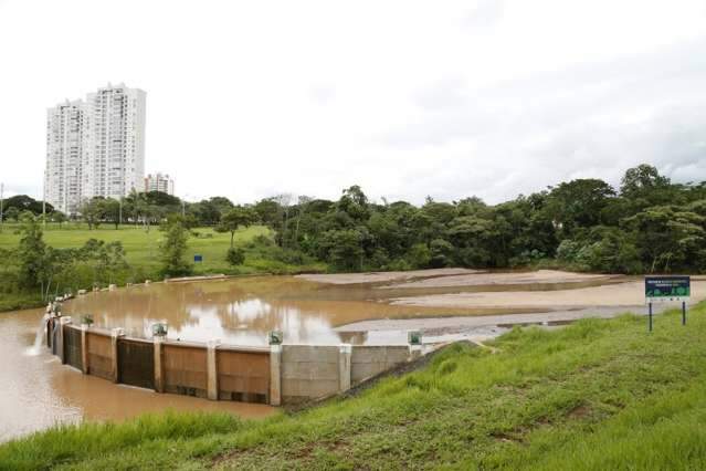 Sem &ldquo;piscin&atilde;o&rdquo; e limpeza em lago, c&oacute;rregos vivem sina de alagamentos