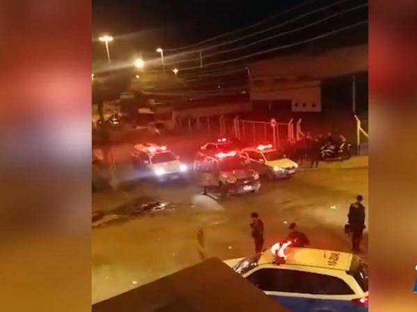 Pol&iacute;cia volta a utilizar bombas de g&aacute;s para dispersar estudantes de bar 