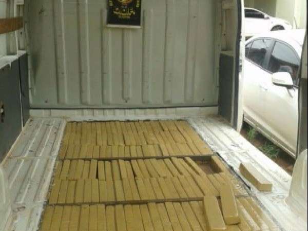 DOF encontra 253 kg de maconha em fundo falso de van com placa de MG