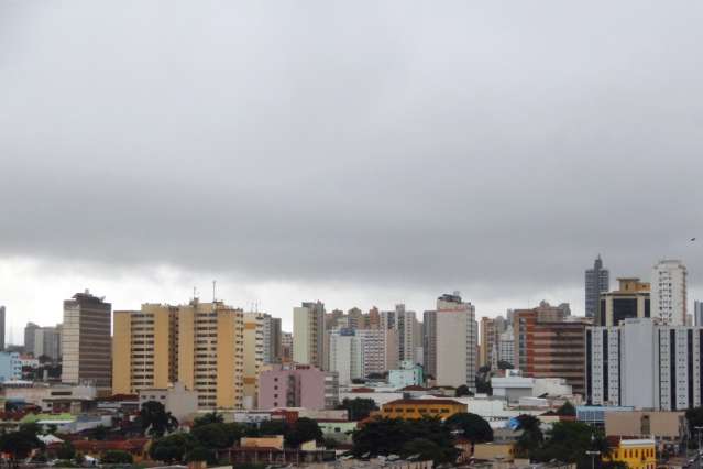 Segunda-feira come&ccedil;a com c&eacute;u nublado e previs&atilde;o &eacute; de chuva isolada