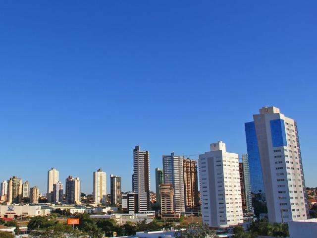 Domingo deve ser quente com pancadas de chuva e trovoadas no fim da tarde