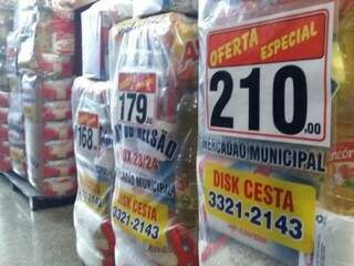 Cestas básicas vendidas no Mercadão Municipal (Foto: Ricardo Campos Jr./ Arquivo)