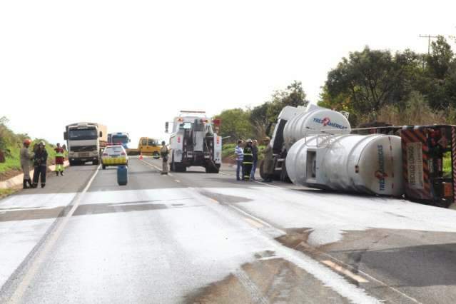 Combust&iacute;vel de caminh&atilde;o tombado poluiu c&oacute;rrego: Veja imagens