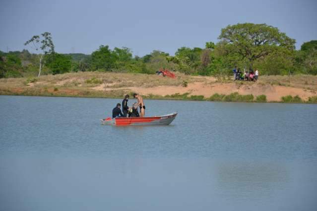  Familiares acompanham buscas a jovem que se afogou em lago