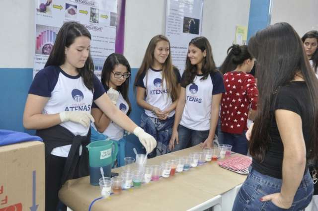 Alunos exp&otilde;em trabalhos e esperam 300 pessoas em feira de ci&ecirc;ncias