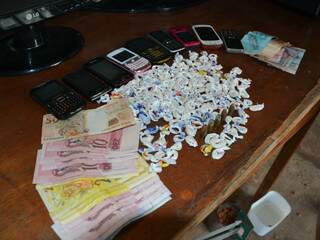 Droga, dinheiro, munições e celulares foram apreendidas com traficantes. (Foto: Simão Nogueira)