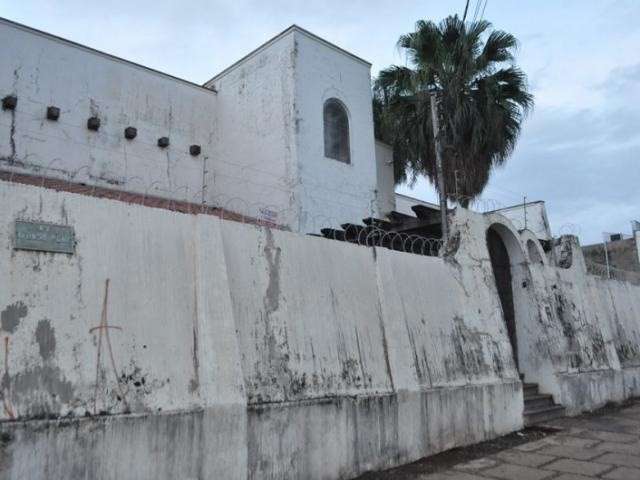 Casa da Afonso Pena mistura estilo, com lareira no meio da sala e po&ccedil;o no jardim