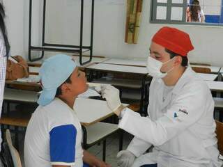 Dentistas atendem crianças e adolescentes entre 11 e 18 anos, em 12 cidades do município. (Foto:Divulgação) 