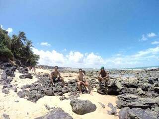 Jefferson,  Pedro e Uári em mais um dia de descanso na praia. (Foto: Arquivo Pessoal)