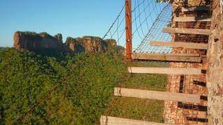 Para chegar ao topo é necessário subir uma escada de ferro em que de um lado é paredão e o outro é paisagem, nas alturas. (Foto: Frade Franciscano Capuchinho )