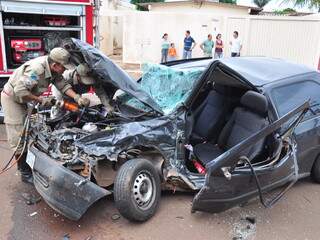 Veículo ficou destruído após o acidente. Vítimas foram encaminhadas ao Prontomed. (Foto: João Garrigó)