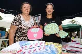 Zenilda Rocha e a neta Queli Calisto de Oliveira mostram as bolsinhas que confeccionam em casa (Foto: Marcos Maluf)