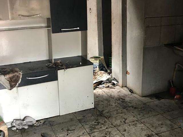 Inc&ecirc;ndio destr&oacute;i im&oacute;vel abandonado no Bairro Guanandi 