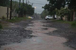 Rua da Capital alagada devido a chuva (Foto: Marcos Ermínio)