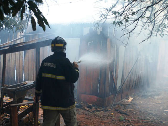  Inc&ecirc;ndio destr&oacute;i casa por completo no bairro Trign&atilde; em Ivinhema