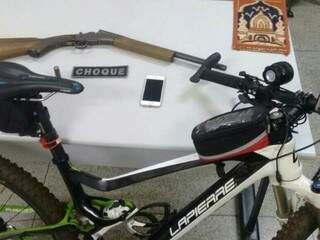 Bicicleta, celular e espingarda foram apreendidos com dupla presa por receptação e posse irregular de arma de fogo (Foto: Divulgação)