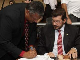 Deputados estaduais do PT, João Grandão (à esquerda) e Pedro Kemp. (Foto: Roberto Higa e Victor Chileno).