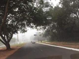 A neblina mudou completamente o clima na Capital. (Foto:Direto das Ruas)