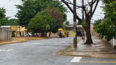 Tapa-buracos sob chuva no Ana Maria Couto chama a atenção de morador
