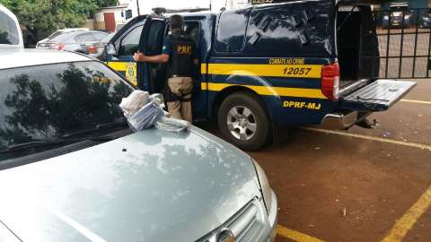 Motorista &eacute; flagrado com coca&iacute;na avaliada em R$ 100 mil na BR-262