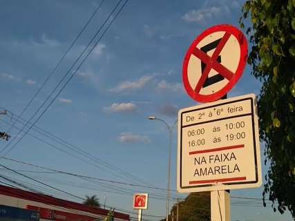 Motoristas ignoram horários proibidos para estacionar na Júlio de Castilhos