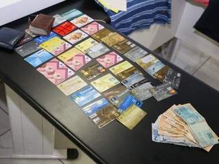 Diversos cartões e dinheiro apreendidos com José Sales. (Foto: Paulo Francis) 
