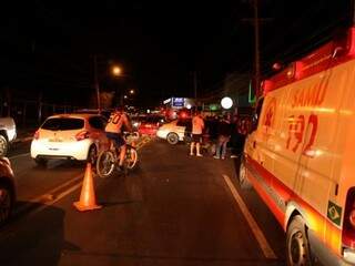 Ambulância socorre vítima em estado grave após acidente, que ocorreu na noite desta quinta (Fotos: João Paulo Gonçalves)