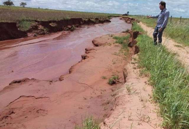 Chuva incessante impede recupera&ccedil;&atilde;o de estradas e moradores est&atilde;o isolados