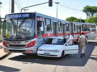 Ônibus e carro colidiram em frente a UFMS. (Foto: João Garrigó)