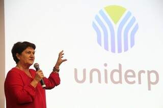 A reitora Leocádia Leme apresenta a nova marca da Uniderp, que deixa de ser Anhaguera/Uniderp (Foto: Marcos Ermínio)