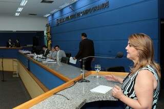Delegada-geral da Polícia Civil Rosely Molina discursa no plenário da Câmara de Vereadores. (Foto: Izaías Medeiros/CMCG)