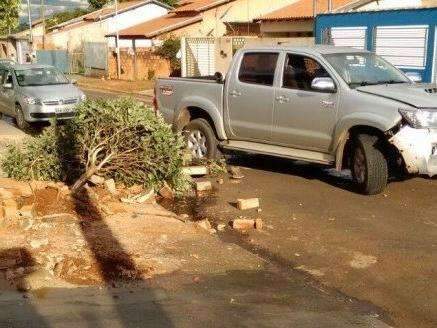 Adolescente de 12 anos bate em muro e portão ao tentar manobrar Hilux