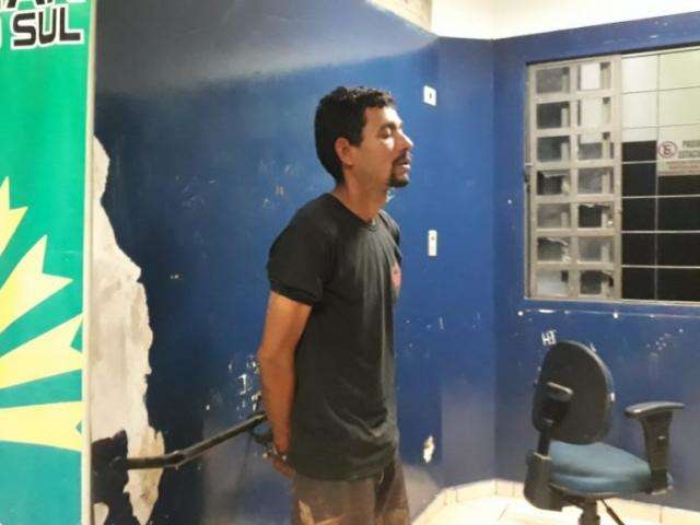 Foragido se passa pelo irm&atilde;o, mas acaba preso ap&oacute;s roubar celular 