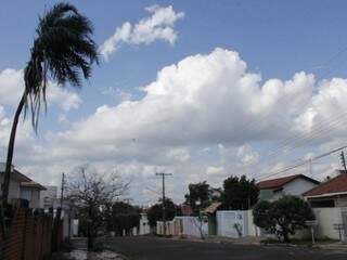 Céu em Campo Grande na tarde desta segunda-feira; Inmet alerta sobre aumento da nebulosidade e risco de temporais em municípios do Centro e Sul de MS. (Foto: Kísie Ainoã)