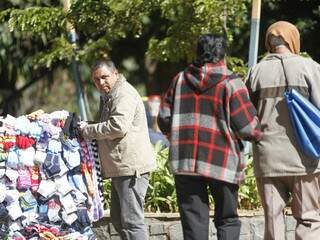 Ambulante aproveita o tempo frio para vender luvas e meias. (Foto: Marcelo Victor)