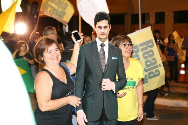 Ambulantes aproveitam protesto para ganhar uma renda extra