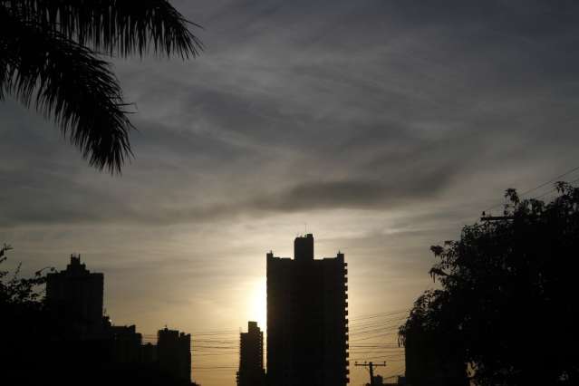 C&eacute;u amanhece aberto, mas ter&ccedil;a-feira pode ter pancadas de chuva