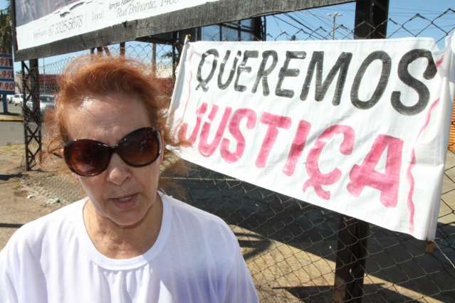 Fam&iacute;lia de comerciante assassinado faz protesto para pedir justi&ccedil;a 